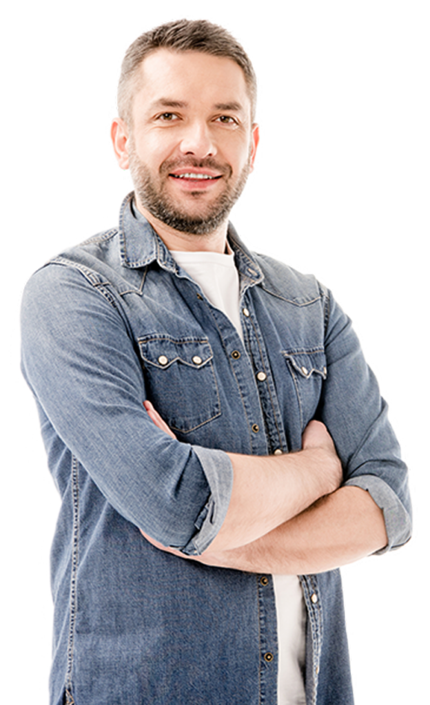 mann-verschraenkte-arme-laechelnd